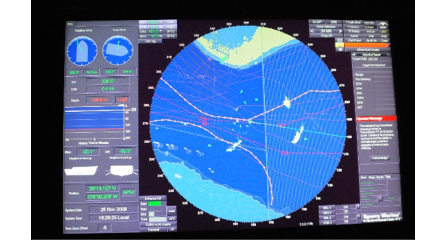 ブリッジ に設置されたレーダー画面（海図、航路、他船などが表示され、衝突の可能性も予測できる）