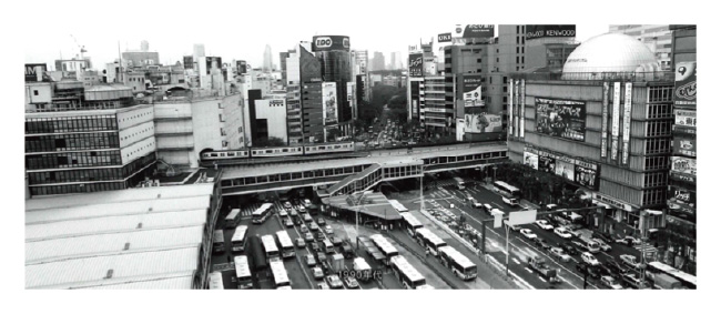 1990年代の渋谷駅。銀座線と天文博物館五島プラネタリウム（1957 ～ 2001）が接している