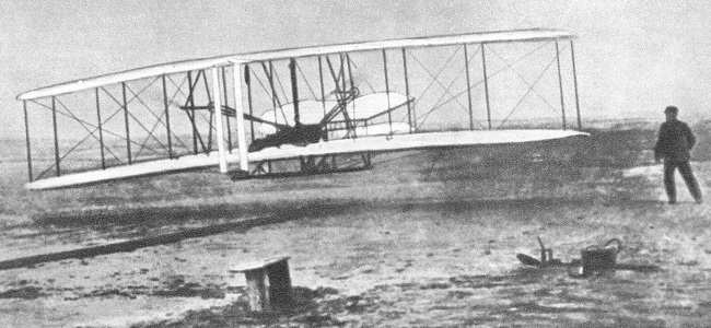 世界初の動力航空機、ライトフライヤー号の初飛行、1903年