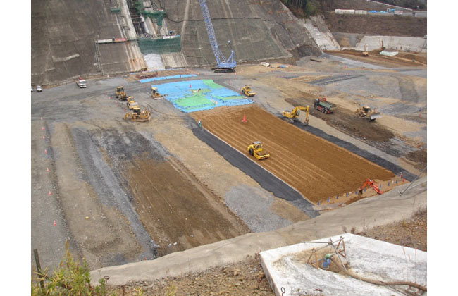 ロックフィルダムの施工状況「御前山ダム」