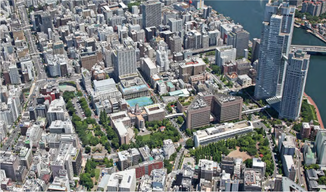 中央区明石町にある聖路加国際病院と大学の建物全景