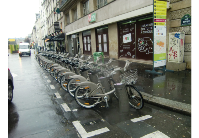 パリの自転車シェアリングの貸出ステーション（駐車帯を転用）