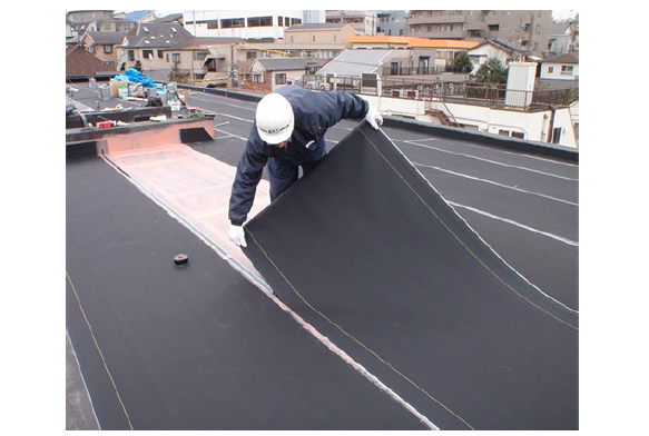 接着工法によるゴムシート防水層の施工